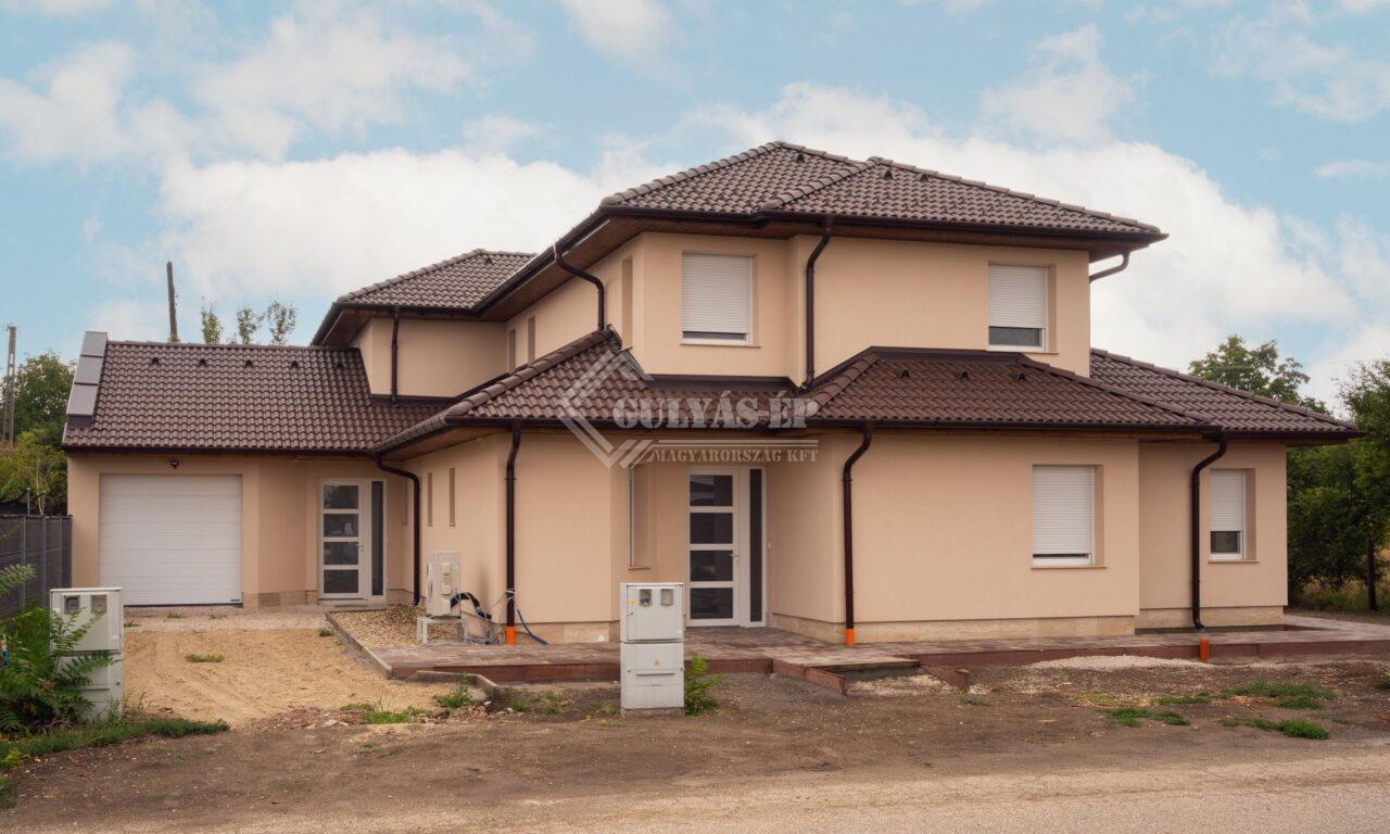 Újabb kulcsrakész otthon átadása Szegeden, a Törökkanizsa utcában.