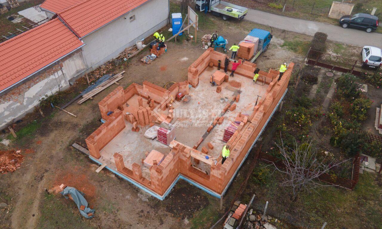 Elkezdtük a legújabb Máté típusházunk falazását Szőregen